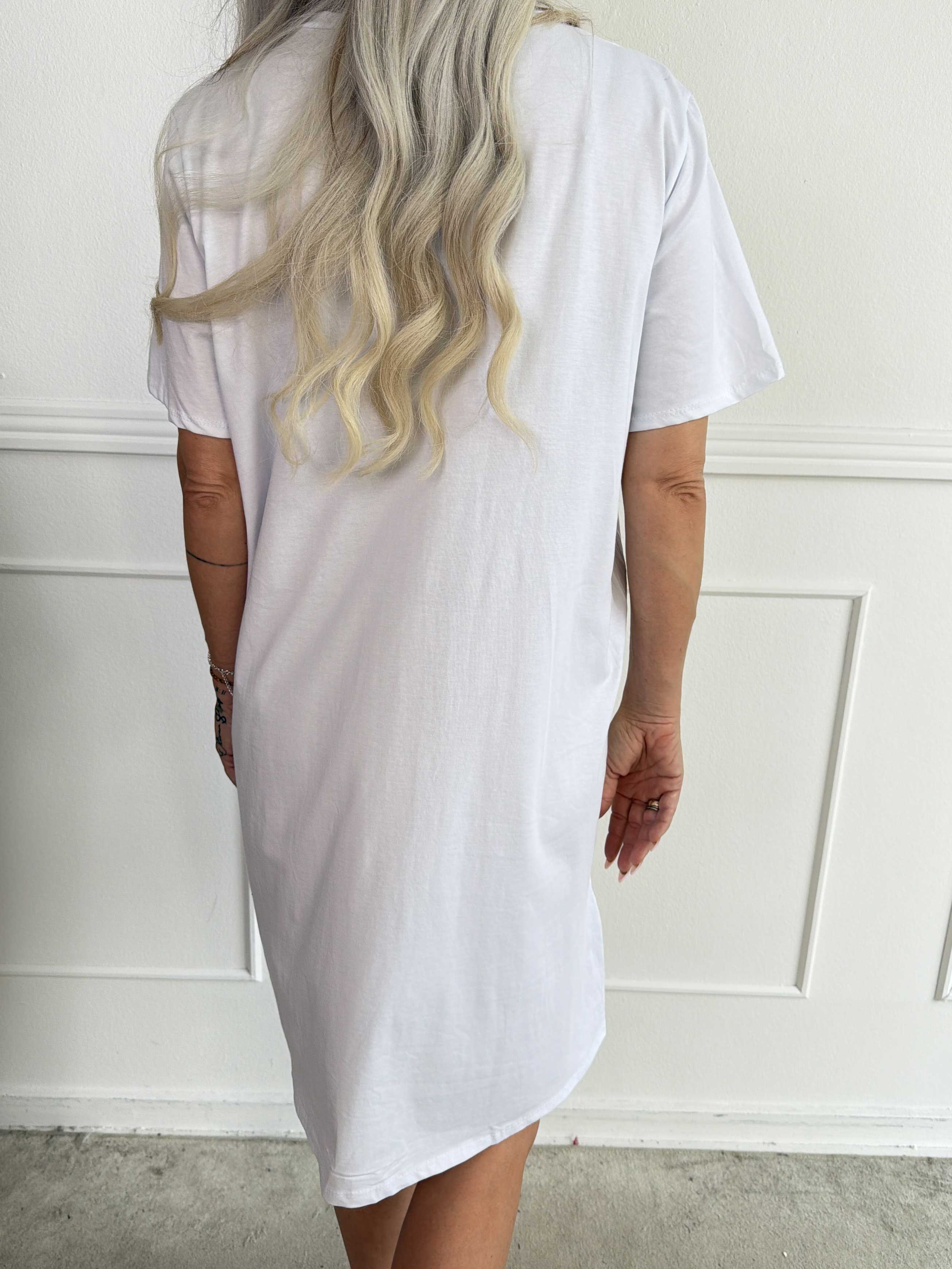 Meriam - En avslappnad t-shirtklänning med ett coolt, amerikanskinspirerat tryck
